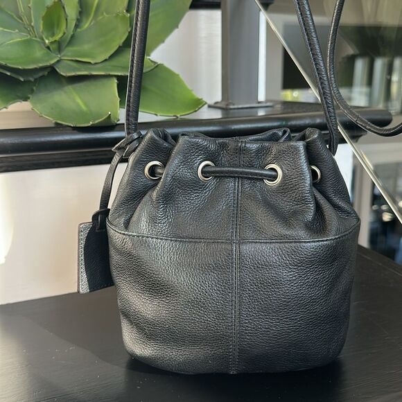 Tignanello genuine leather bucket bag should purse crossbody drawstring clean - Picture 4 of 9